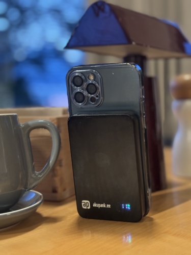 “F20 10k” (10000 mAh) ar pulksteņa uzlādi photo review